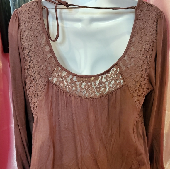 Bell sleeve lace tunic - Picture 7 of 10